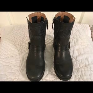 Moto boot black leather w/floral embossed detail